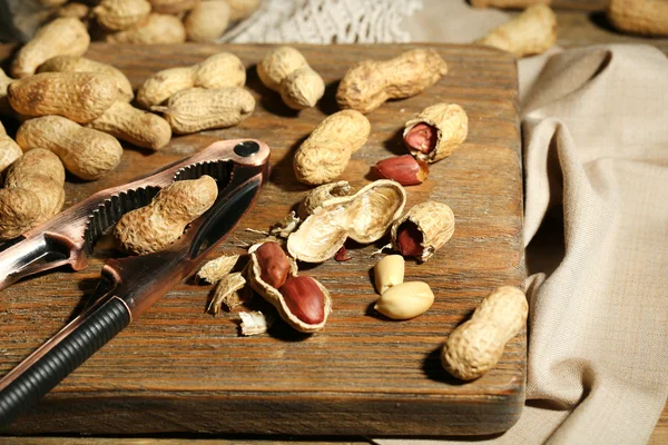 Cacahuètes sur fond en bois — Photo