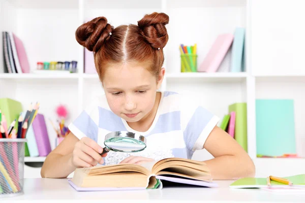 Menina bonito no local de trabalho em sala de aula — Fotografia de Stock