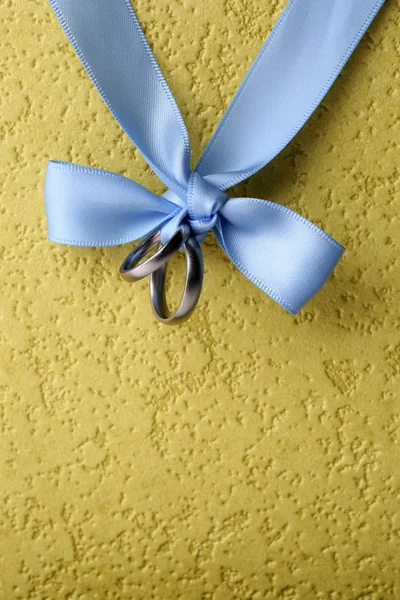 Anillos de boda atados con cinta — Foto de Stock