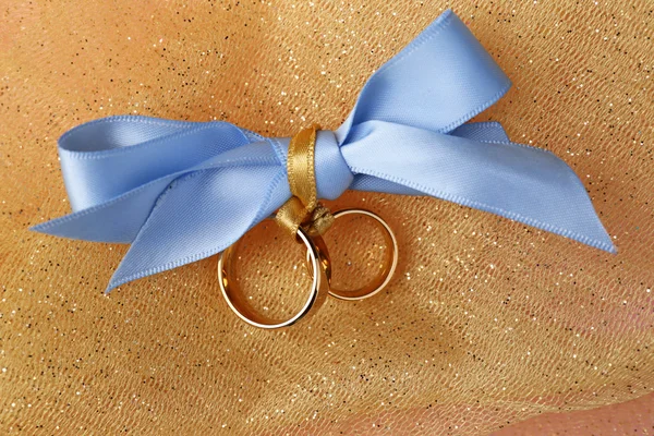 Wedding rings tied with ribbon — Stock Photo, Image