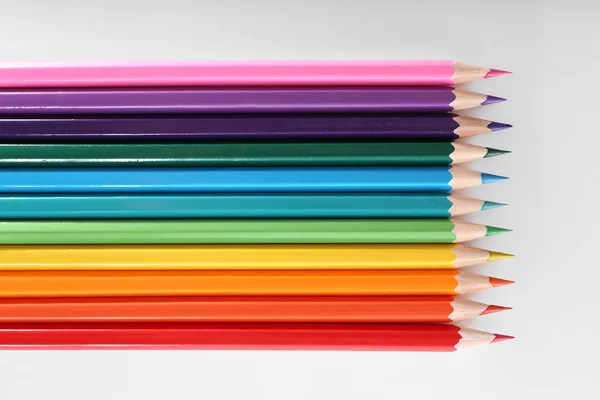 Crayons de couleur isolés sur blanc — Photo