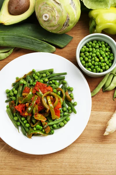 Healthy salad with peas, asparagus and pepper, close-up — Stock Photo, Image