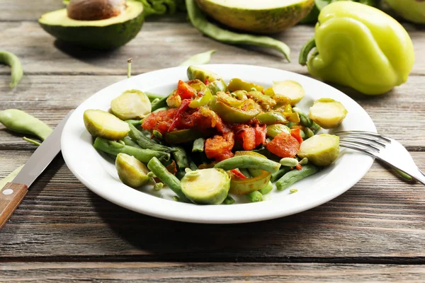 Ensalada saludable con guisantes y espárragos servidos sobre mesa de madera, primer plano —  Fotos de Stock