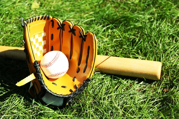 Bate de béisbol, bola y guante — Foto de Stock