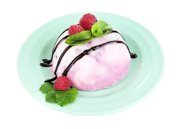 Delicioso helado con bayas frescas y hojas de menta en el plato, aislado en blanco — Foto de Stock