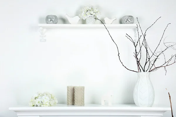 Estante blanco en sala de estar — Foto de Stock