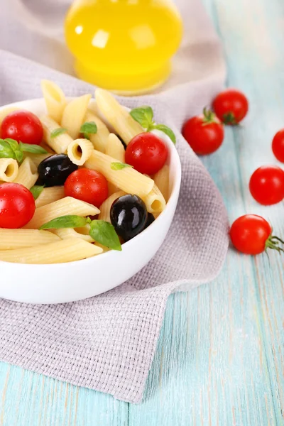 Pâtes aux tomates, olives, huile d'olive et feuilles de basilic — Photo