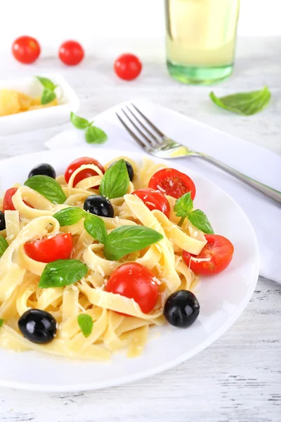 Spaghetti with tomatoes, olives and basil leaves — Stock Photo, Image