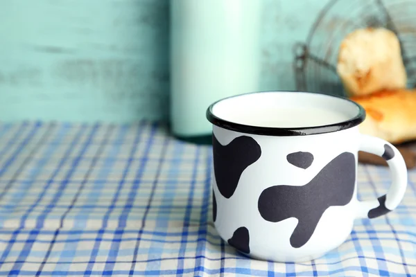 Ретро кухоль і пляшка смачного молока — стокове фото