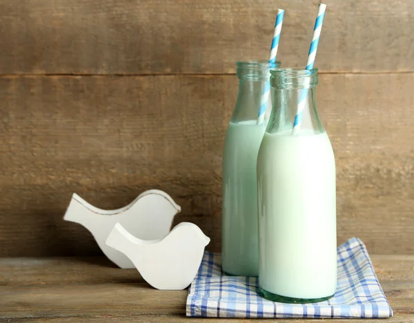 Garrafas retro de leite rústico saboroso — Fotografia de Stock
