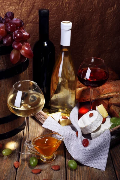 Camembert and brie cheese, honey, wine and grapes — Stock Photo, Image