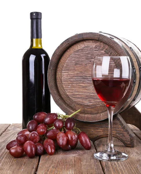 Rotwein in Kelch und Flasche, Trauben und Fass — Stockfoto