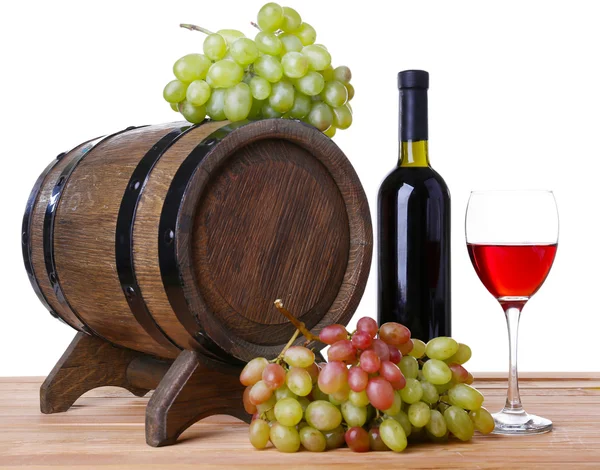 Şarap kadehi ve şişe, üzüm ve varil — Stok fotoğraf