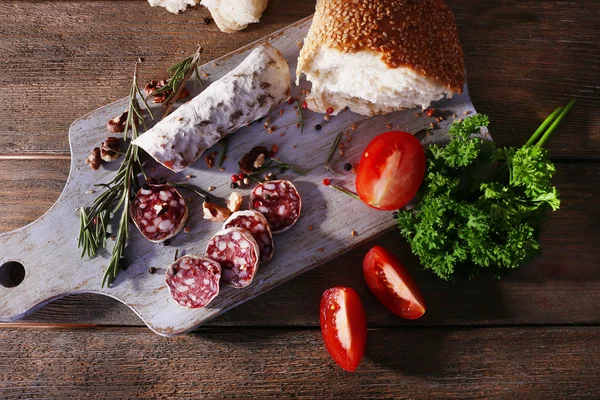 Salame francese con pomodori, prezzemolo e pane — Foto Stock