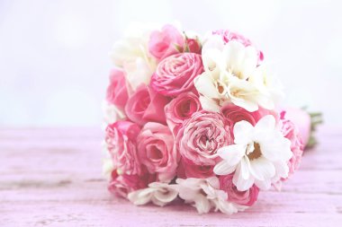 tablo üzerinde açık renkli güzel düğün buketi