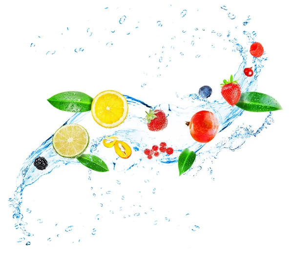 Frisches Obst, Beeren und grüne Blätter mit Wasserspritzern — Stockfoto