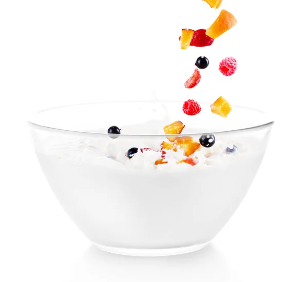 Bacche fresche e frutta che cadono in ciotola di yogurt — Foto Stock