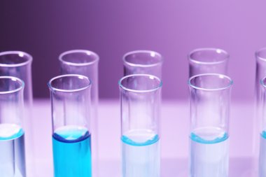 test tüpleri mavi sıvı ile