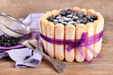 lezzetli kek charlotte ahşap masa üzerinde yaban mersini ile