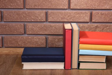 ahşap masa üzerine kitaplar