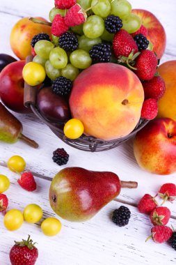 farklı meyveler ve meyve üzerinde ahşap masa yakın çekim