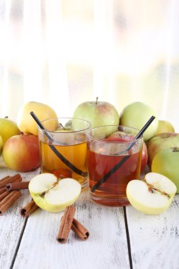 elma suyu ve ahşap masa üzerinde taze elma ile natürmort