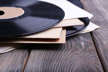 Vinil kayıtları ve kağıt kapakları