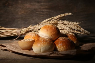 ahşap zemin üzerine susam ile lezzetli çörekler