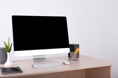 modern bilgisayar ile ofis işyeri 
