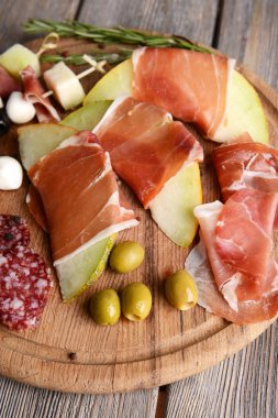 Tablo yakın çekim üzerinde prosciutto ile lezzetli kavun