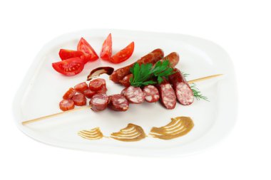 plaka üzerinde beyaz izole lezzetli ince Sosis çeşitleri