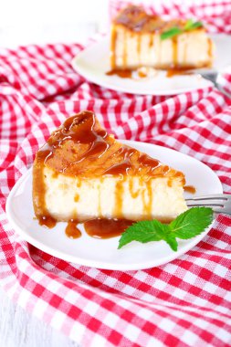Peynir pasta plaka masa örtüsü arka plan üzerinde