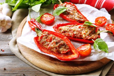 Tablo yakın çekim üzerinde lezzetli biber dolması