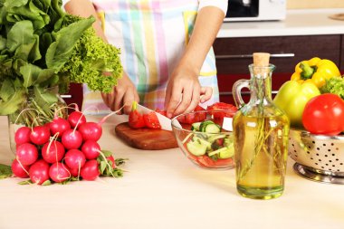 kadın yemek mutfakta sebze salata