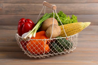 Tahta arka planda taze organik sebzeler