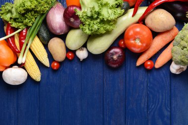 Tahta arka planda taze organik sebzeler
