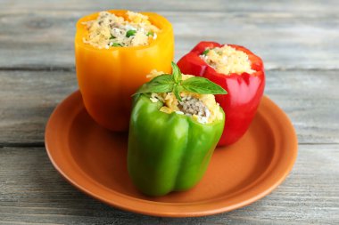 Kırmızı biber dolması yemek