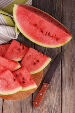 Ahşap masada bir dilim karpuz.