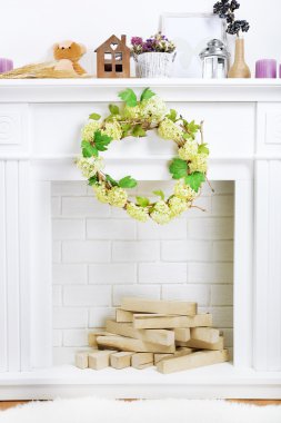 rahat oturma odasında güzel süslemeleri ile şömine