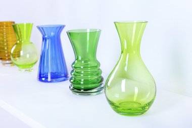 Beyaz masada renkli vazo yakın çekim