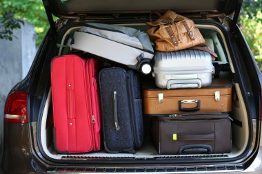 bavul ve çanta içinde arabanın tatil için hareket etmeye hazır