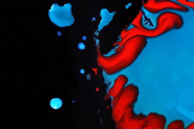 Dökülen boya üzerine siyah izole