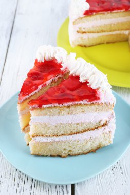 Çilekli pasta üzerinde tablo yakın çekim