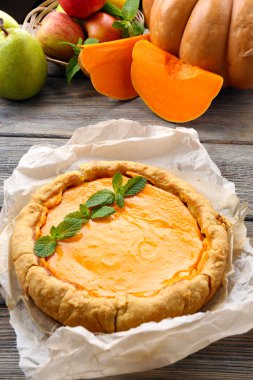 tablo üzerinde ev yapımı kabak pasta