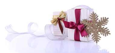 Güzel paketlenmiş hediyeler beyaz izole
