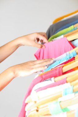 Moda giyim mağaza raflarında. Alışveriş kavramı