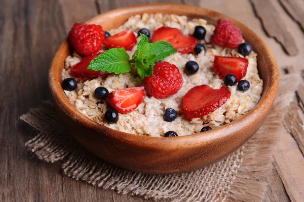 Leckere Haferflocken mit Beeren auf dem Tisch aus nächster Nähe — Stockfoto