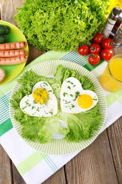 Scrambled eggs with sausage and vegetables served on plate on napkin — Stock Photo, Image
