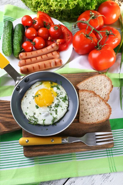 炒的鸡蛋香肠和蔬菜送达切菜板上的平底锅 — 图库照片
