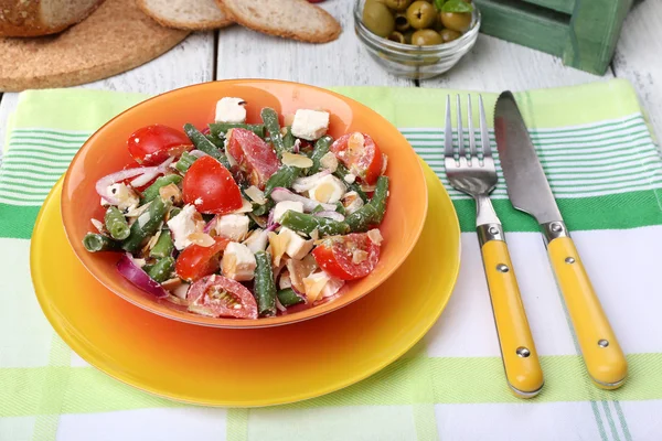 Desayuno fresco con ensalada de verduras servida sobre la mesa — Foto de Stock